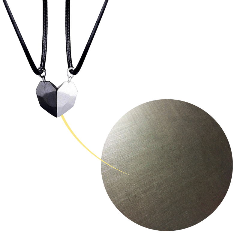 Ein Paar magnetische Halsketten